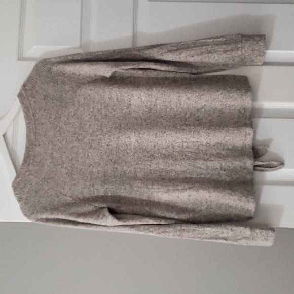 Sweater with knot tie in front - Picture 4 of 4